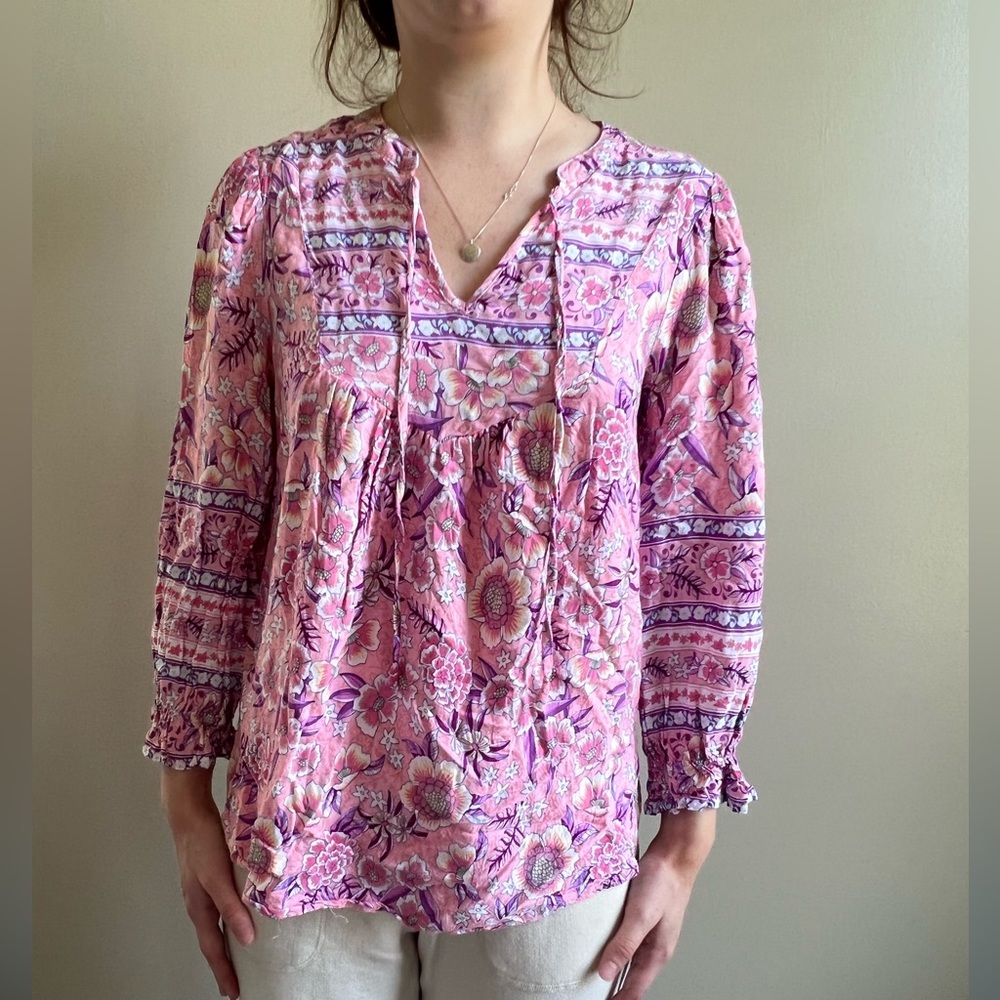 Cute top. V neck.